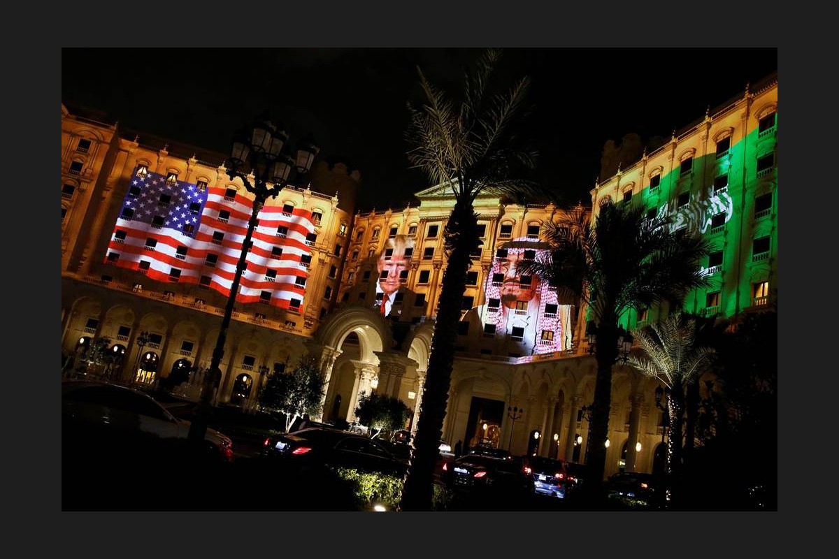 ރިޔާޒުގައި އެމެރިކާގެ ރައީސް ޓްރަމްޕް ހުންނަވާ ހޮޓެލް "ރިޒް ކާލްޓަން" ގައި ރައީސް ޓްރަމްޕް އަދި ރަސްގެފާނު އަބްދުލް ޢަޒީޒްގެ ފޮޓޯފުޅު އަޅުވާފައި