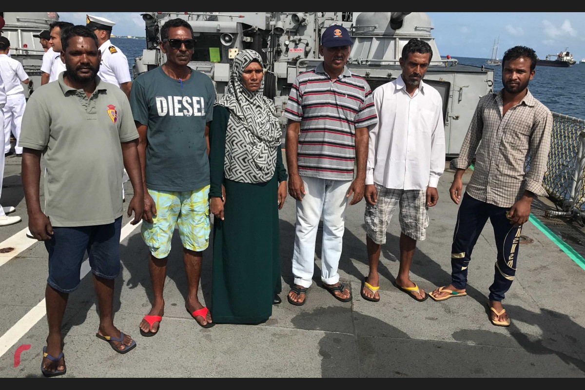 ހަ މީހުންނާއެކު ގެއްލިގެން ހޯދަމުން ދަނިކޮށް، ގެއްލުނު ކޮޅުވެއްޓީގައި ތިބި ދެމަފިރިން ފޮޓޯއަކަށް ހުއްޓިލައިގެން