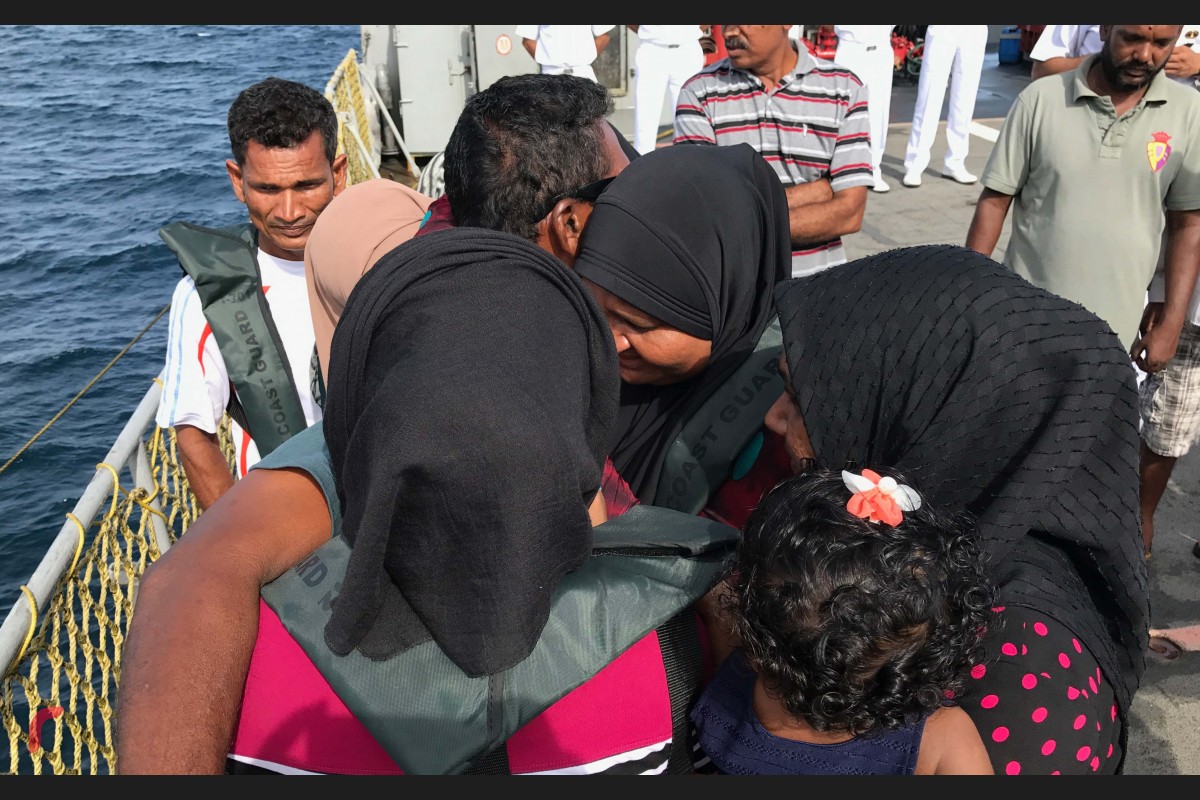 ހަ މީހުންނާއެކު ގެއްލިގެން ހޯދަމުން ދަނިކޮށް ގެއްލުނު ކޮޅުވެއްޓިގައި ތިބި ދެމަފިރިން އެމީހުންގެ އާއިލާއާއި ދިމާވުމުން ބައްދާލައިގެން