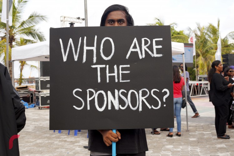 ޔާމީންގެ އާއިލާ އާއި އެކުވެރިން އިސް ނަގައިގެން މިއަދު ހަވީރު އެ ހިނގާލުން ބާއްވަން އޮތީ އާޓިފިޝަލް ބީޗުން މަޖީދީމަގުން ގޮސް ރަސްފަންނާ ހަމައަށް