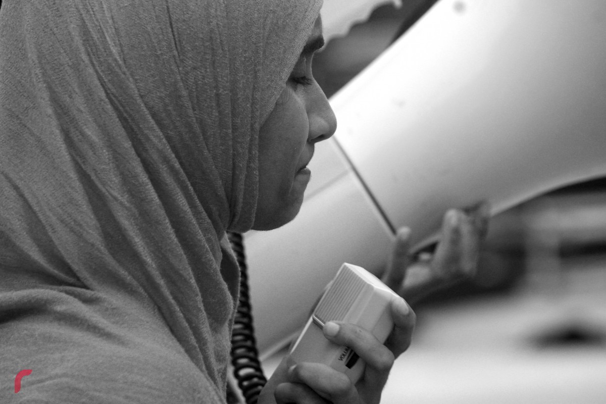 އެއްވި މީހުން ތިބީ ޔާމީންގެ މަރަށް އިންސާފު ހޯދައިދިނުމަށް އެދި އެކި ލިޔުންތައް ލިޔެފައިވާ ބޯޑުތަކާއި ބެނާތައް ހިފައިގެން