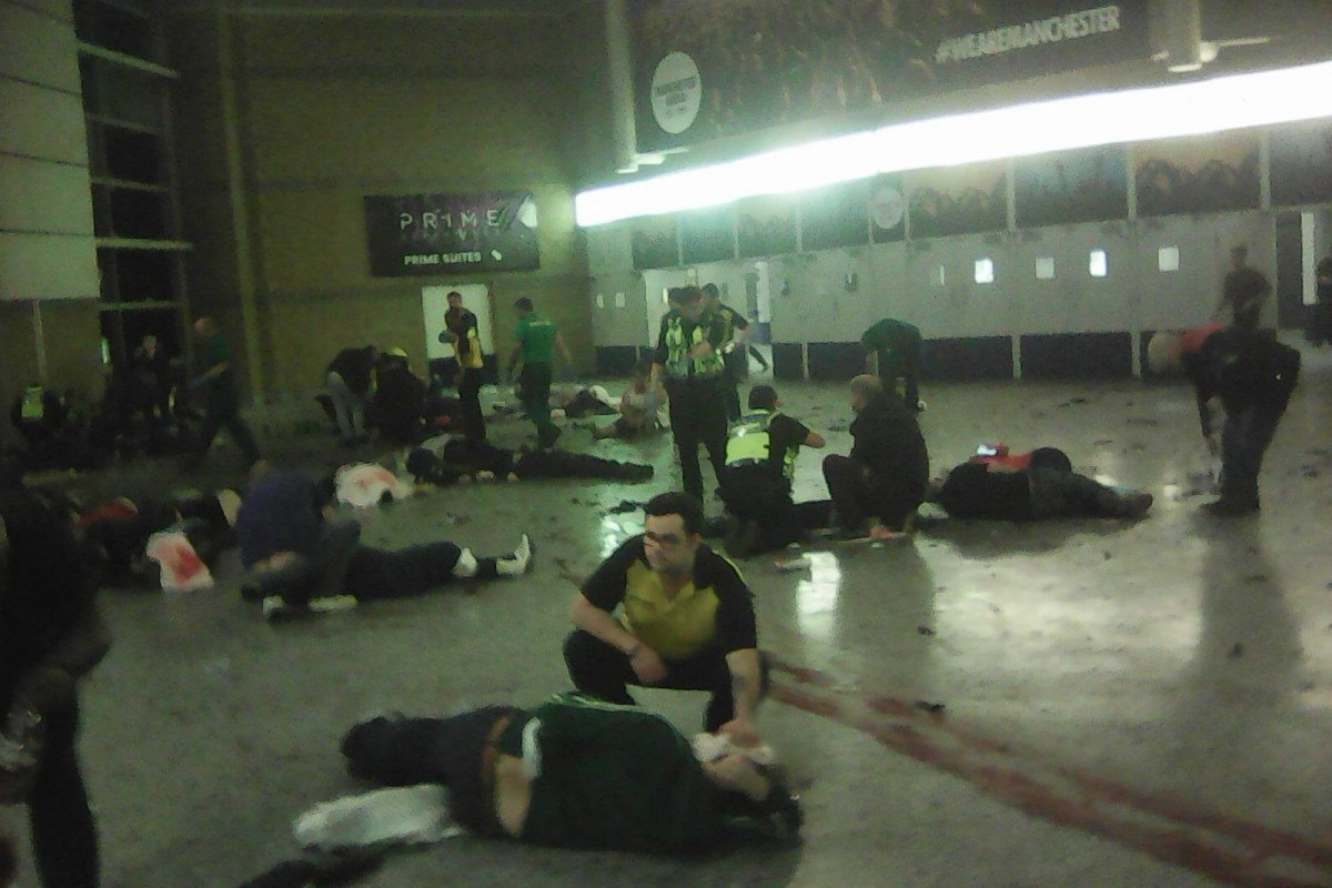 އަރިއަނާ ގްރާންޑޭ މެންޗެސްޓާރގައި ދެމުން ގެންދިއަ ސޯވ އަކަށް ބޮމުގެ ހަމަލާއެއްދީފައި. މި ހަމަލާގައި 22 މީހުން މަރުވެ 119 މީހުންނަށް އަނިޔާވެފައިވޭ