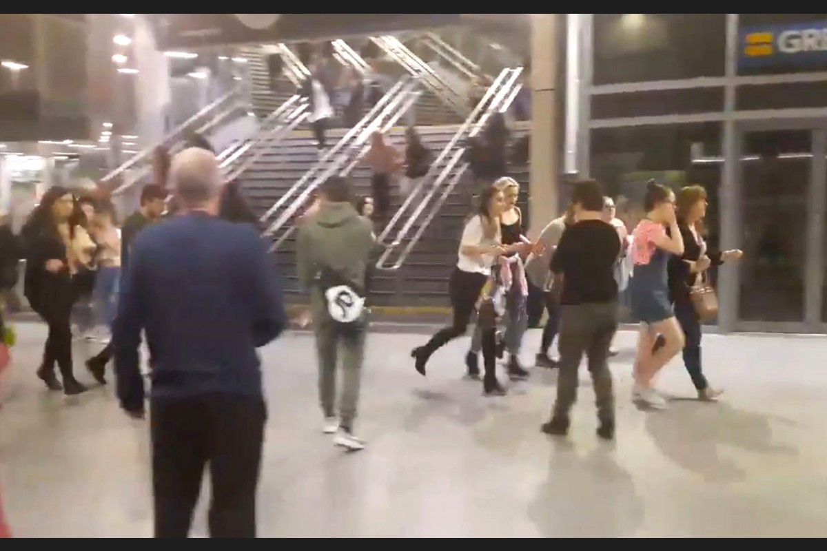 މެންޗެސްޓާގައި ދިން ބޮމުގެ ހަމަލާއައްފަހު ބަޔަކު ރެއިލް ސްޓޭޝަންގައ. މި ބޮމުގެ ހަމަލާގައި 22 މީހުން މަރުވެ 119 މީހުންނަށް އަނިޔާވެފައި ވާއިރު ހަމަލާގެ ޒިންމާ އައިސިސް އިން ވަނީ ނަގާފައި