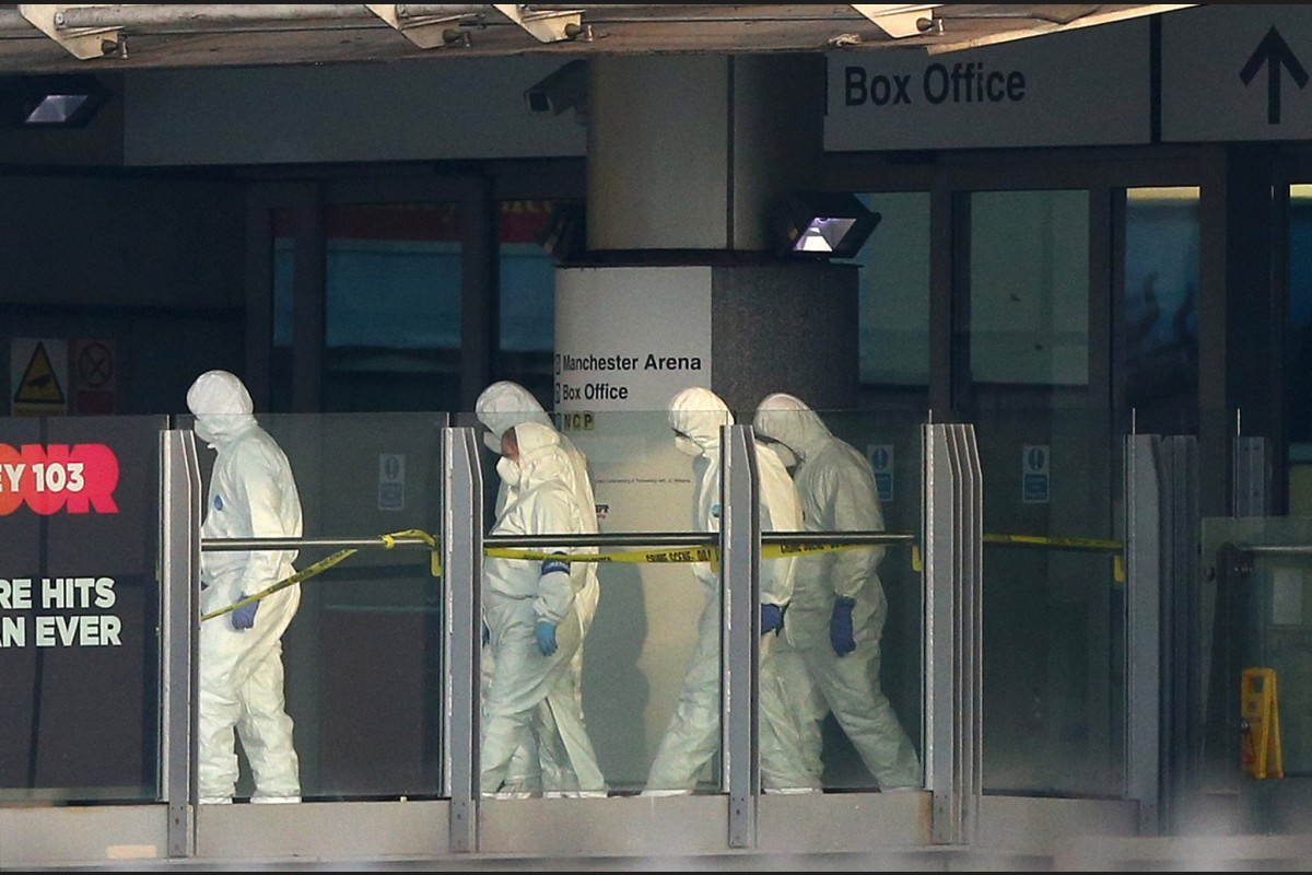 ފޮރެންސިކް ފުލުހުން މެންޗެސްޓާރ އެރީނާގައި ހަރަކާތްތެރިވަނީ. 22 މީހުން މަރުވެ 119 މީހުންނަށް އަނިޔާވި މި ހަމަލާގެ ޒިންމާ ވަނީ އައިސިސްއިން ނަގާފައި