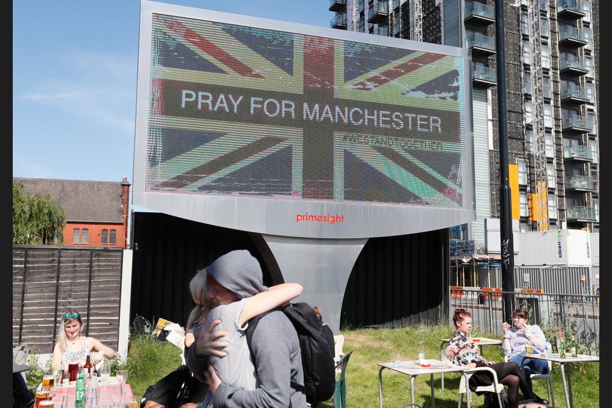 މެންޗެސްޓަރގައި  ހަރުކޮށްފައިވާ ބިލްބޯޑެއްގައި ' ޕްރޭ ފޯ މެންޗެސްޓާ' ޖަހާފައި. މި ބޮމުގެ ހަމަލާގައި 22 މީހުން މަރުވެ 119 މީހުންނަށް އަނިޔާވެފައިވޭ