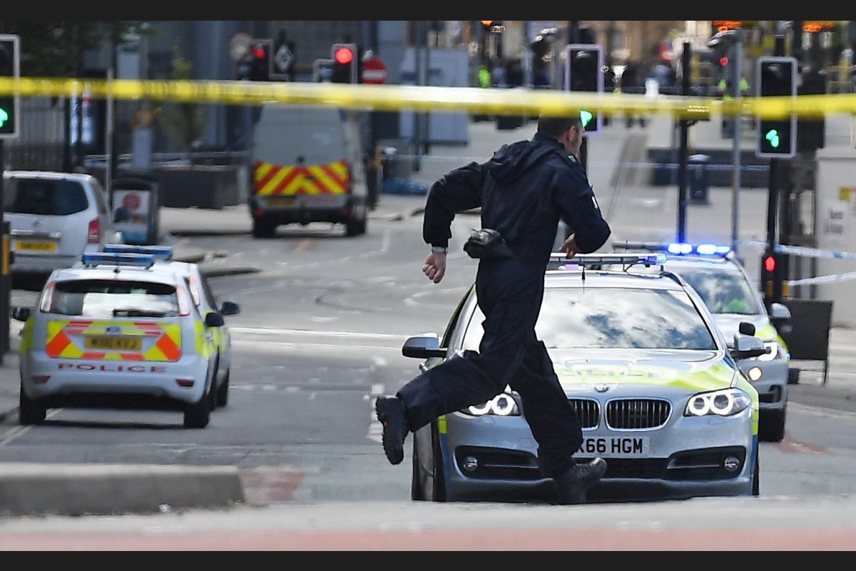 ފުލުހުން މެންޗެސްޓާރ ބޮމުގެ ހަމަލާއައްފަހު މެންޗެސްޓާރ އެރީނާގެ ބޭރުގައި ފުލުހުން ހަރަކާތްތެރިވަނީ