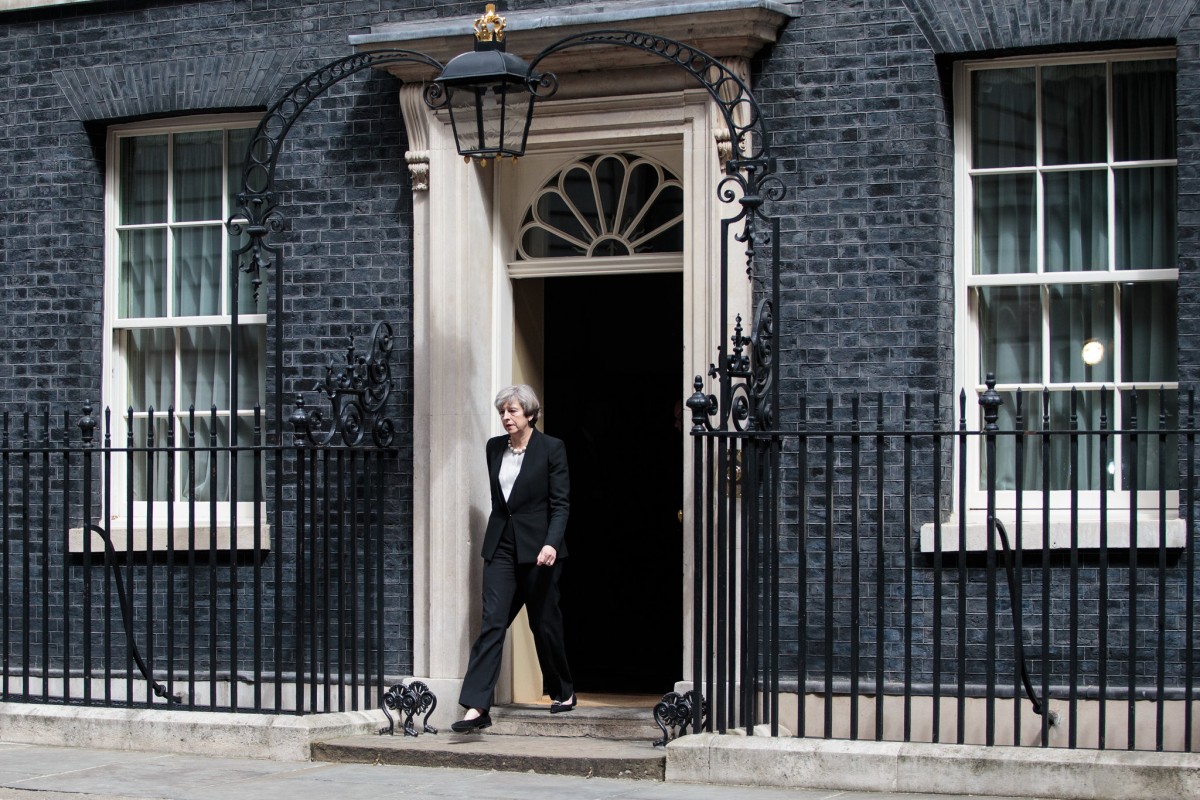 ބޮމުގެ ހަމަލާއައްފަހު ޕްރައިމް މިނިސްޓާރ ތެރީސާ މޭ ބަޔާނެއް އިއްވުމަށް ނިކުމެވަޑައިގަންނަވަނީ