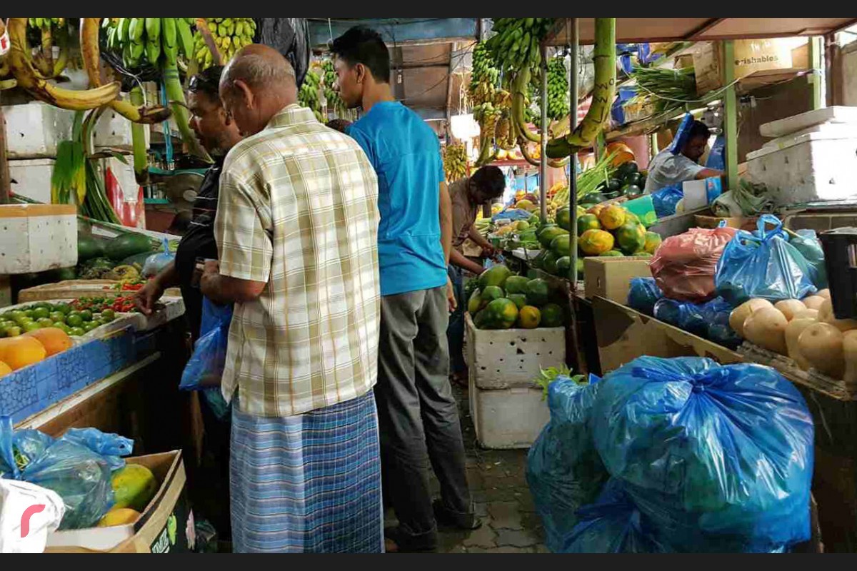 ބަޔަކު ލޯކަލް މާރުކޭޓުގައި ތަކެތި ގަންނަނީ