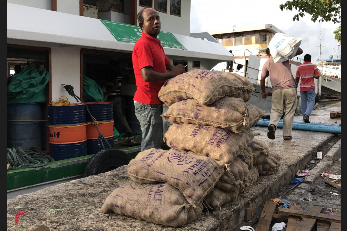 ލޯކަލް މާރުކޭޓު ސަރަހައްދުގައި ފިޔާ ބަސްތާ ބާލަނީ. ކޮންމެ އަހަރަކުވެސް ރޯދަމަހާއި ދިމާކޮށް ތަކެތީގެ އަގު ބޮޑުވެ ތަކެތި ލިބުމުގައި ދަތިތަކާ ދިމާވޭ