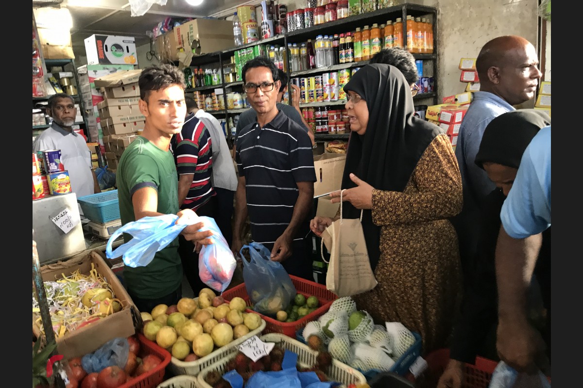 ރޯދަމަހައް ތައްޔާރުވުމުގެ  ގޮތުން މީހަކު ބާޒާރުން ތަކެތި ގަންނަނީ