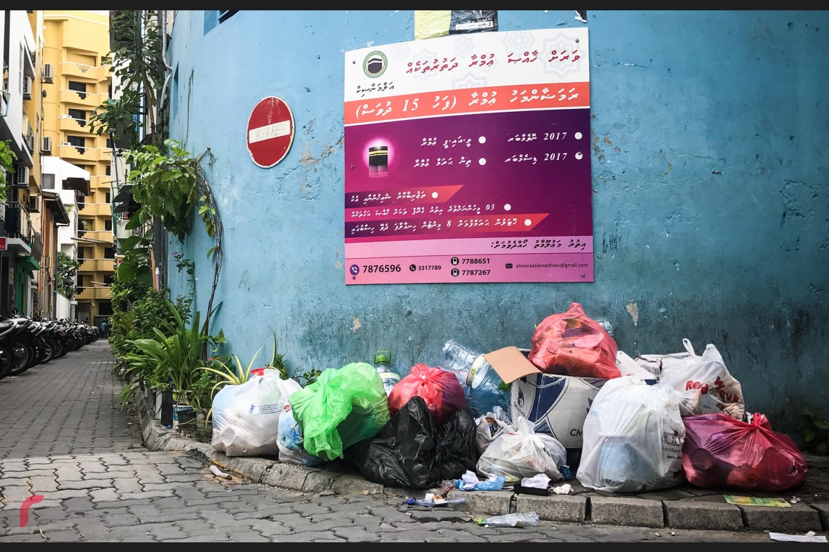 މާލޭ މަގެއްގައި ކުނިތަކެށް ބަހައްޓާފައި. ޚާއްސަކޮށް މި ދުވަސްވަރަކީ ވިއްސާރަ ދުވަސްވަރަކަށް ވުމުން، މަގުމައްޗަށް ކުނި އުކުމުގެ ބަދަލުގައި ރައްކާތެރި ކަމާއެކު ކުނި ނައްތާލުމަށް ވިސްނަން ޖެހެއެވެ