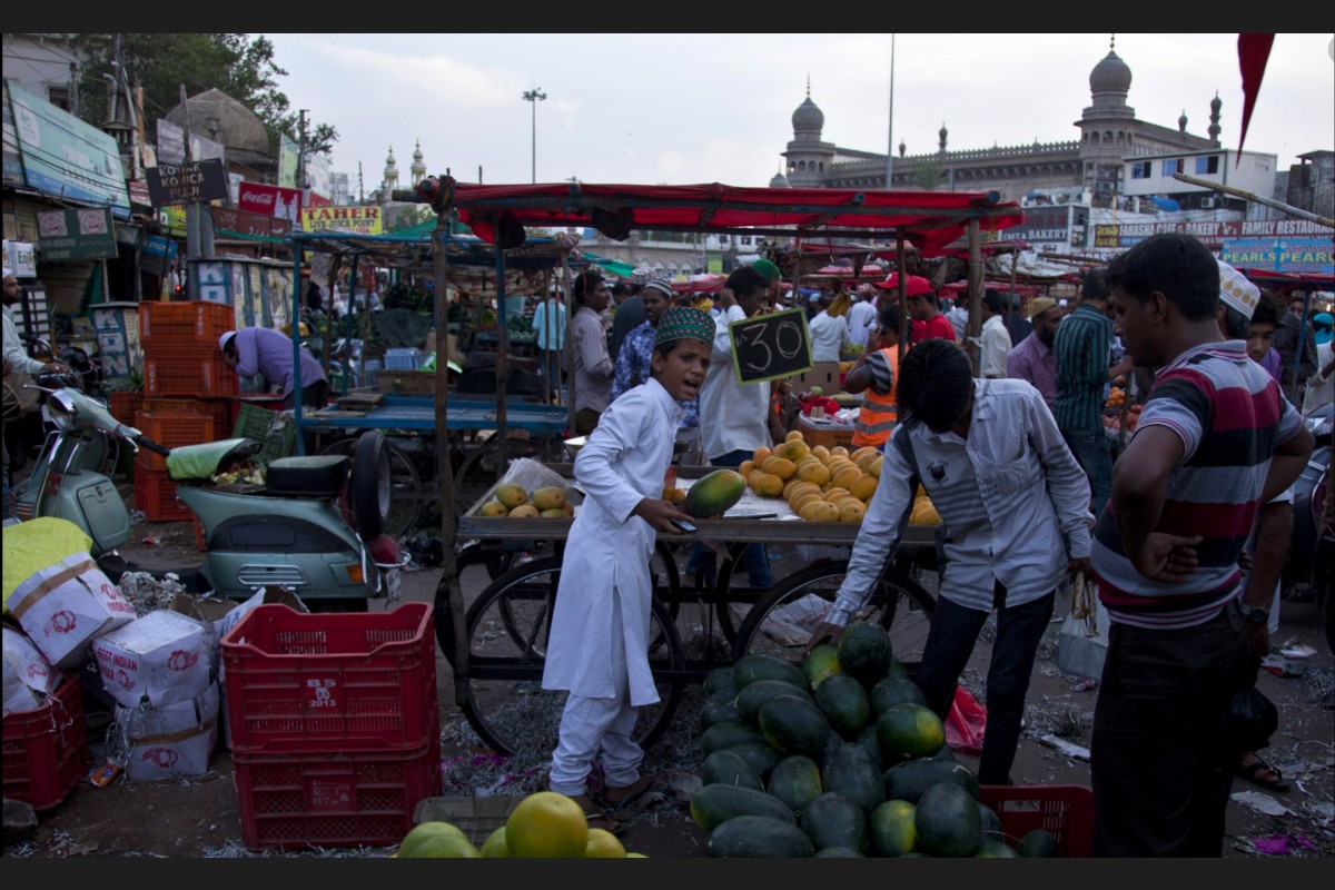 މުސްލިމުން މައްކާގެ މިސްކިތް ބޭރުގައި ކާބޯތަކެތި ވިއްކަނީ.