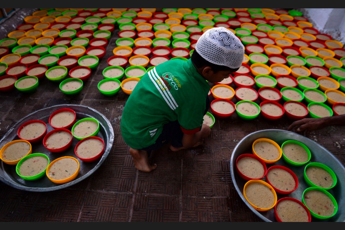 ކުޑަކުއްޖަކު މިސްކިތުގައި ރޯދަވީއްލުމަށް ކާތަކެތި އަތުރަނީ. މިސްކިތްތަކުން ރޯދަވީއްލުމަށް ގިނަ އަދަދެއްގެ މީހުން އެހީތެރިވޭ