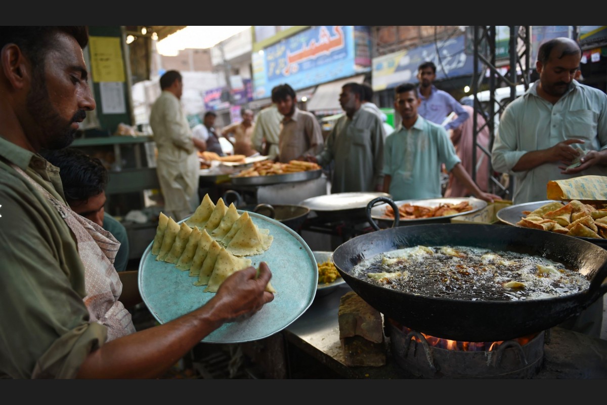 ޕާކިސްތާނުގައި ރޯދަވީއްލުމަށް ކާތަކެތި ތައްޔާރުކުރަނީ