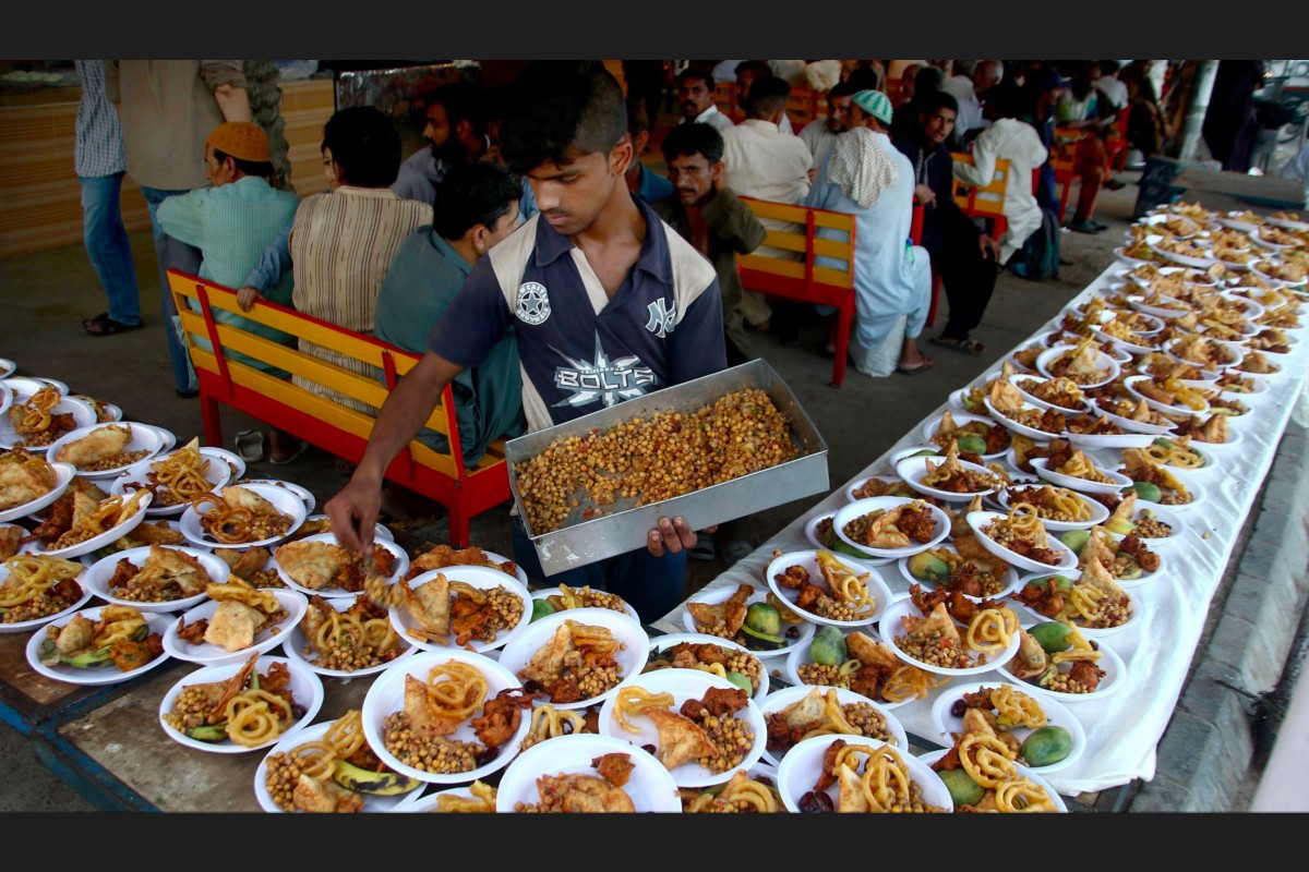 ފަގީރުންނަށް ބެހުމަށް އިރުއޮއްސުމާއި ގާތްކޮށް މީހަކު ކާތަކެތި އަތުރަނީ. 