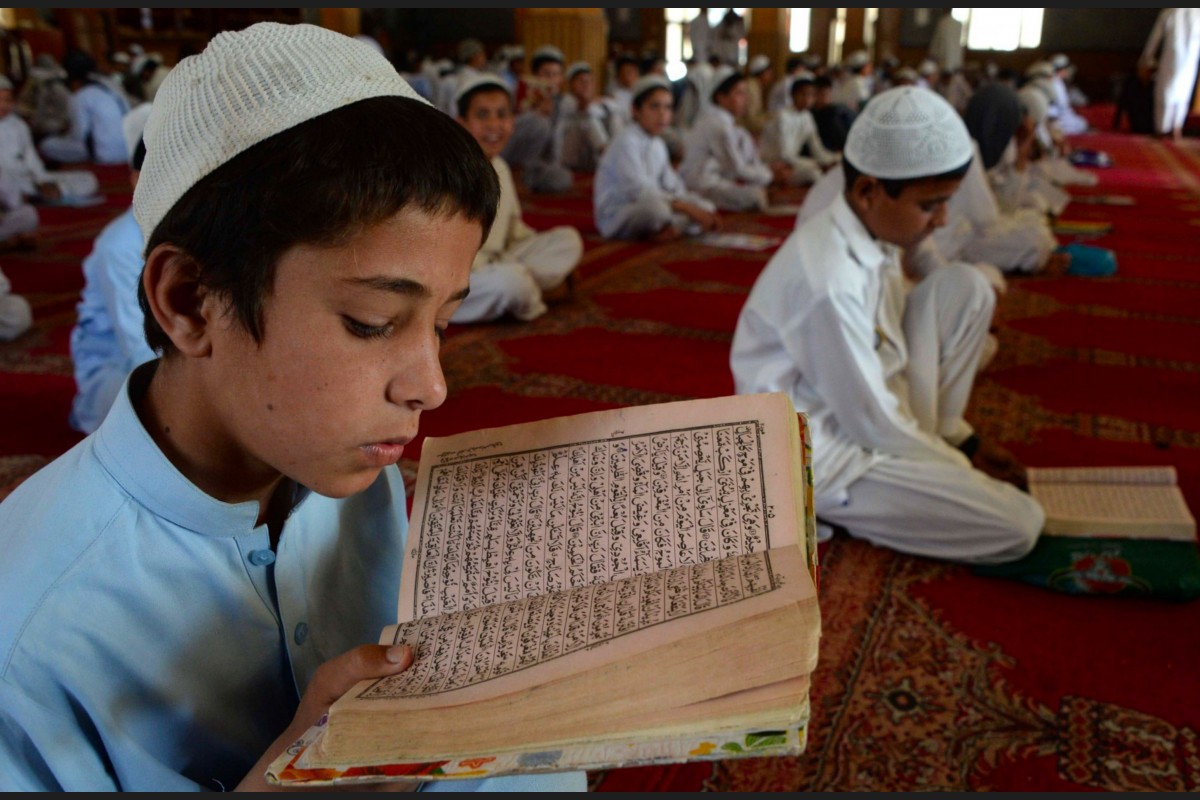 އަފްގާނިސްތާނުގެ މިސްކިތެއްގައި ކުޑަކުއްޖަކު ގުރުއާން ކިޔަވަނީ