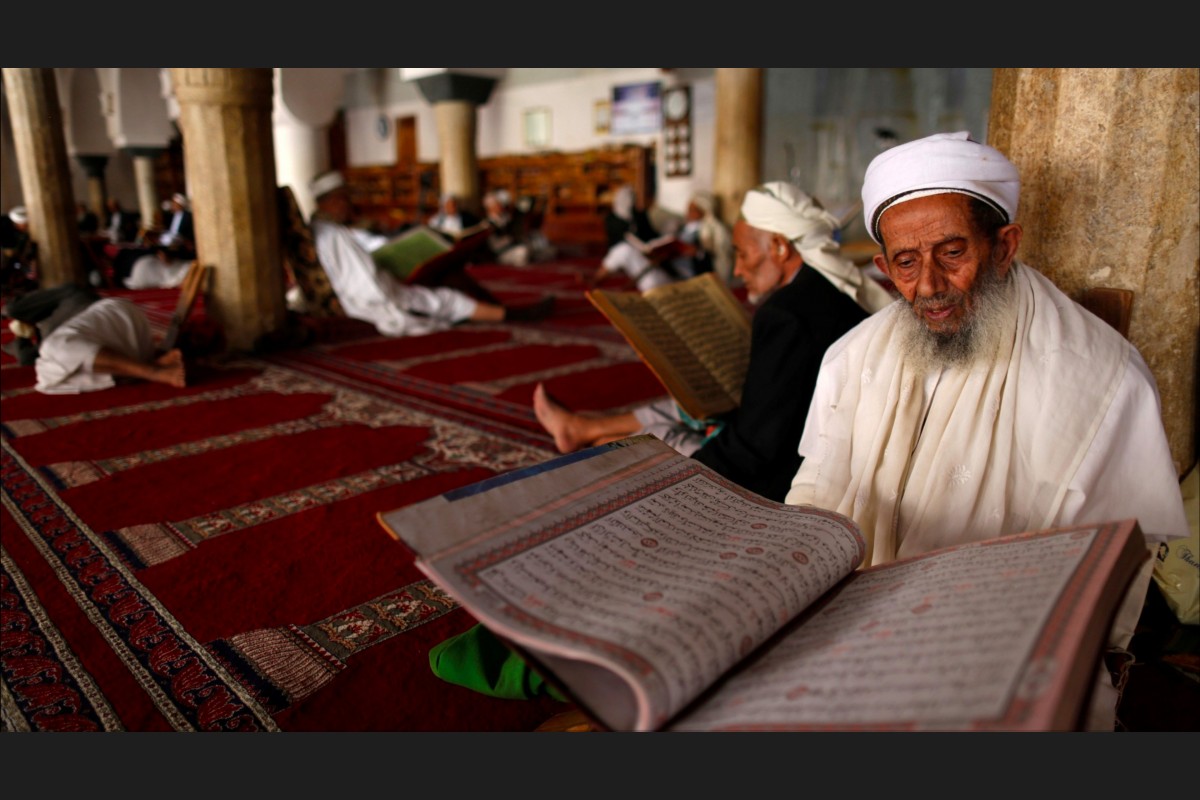 ޔަމަންގެ މިސްކިތެެއްގައި މީހަކު ގުރުއާން ކިޔަވަނީ