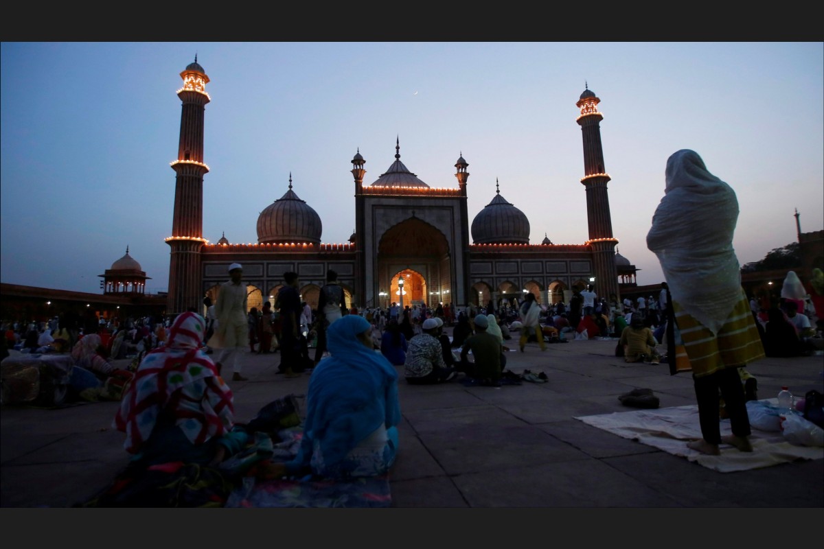 އިންޑިއާގެ ދިއްލީގައި އަންހެނަކު ރޯދަވީއްލުމަށްފަހު ނަމާދު ކުރަނީ