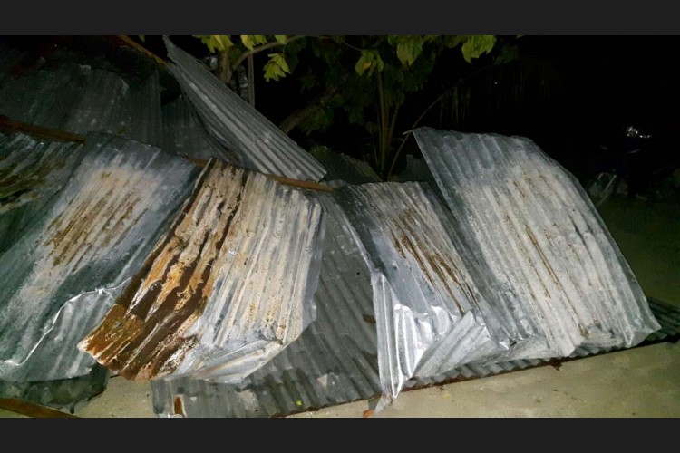 މި ކޮޅިގަނޑުގައި ގދ.ތިނަދޫ ގައި މީހުން އުޅޭ ބައެއް ގެތަކާއި ބައެއް ވިޔަފާރި ގުދަންތަކުގެ ފުރާޅު އެއްލާލައި އެކިވަރުގެ ގެއްލުން ލިބިފައިވޭ