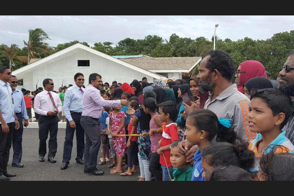 ދ. ކުޑަހުވަދޫ އެއާޕޯޓްގައި ފުރަތަމަ ޓެސްޓް ފްލައިޓް ޖެއްސުމަށްފަހު މިނިސްޓަރުންނާއި އެހެނިހެން އިއްޒަތްތެރިންނަށް މަރުހަބާ ކިޔުމުގެ ގޮތުން ގިނަ އަދަަދެއްގެ ރައްޔިތުން ވަނީ އެއާޕޯޓް ސަރަހައްދަށް ގޮސްފަ