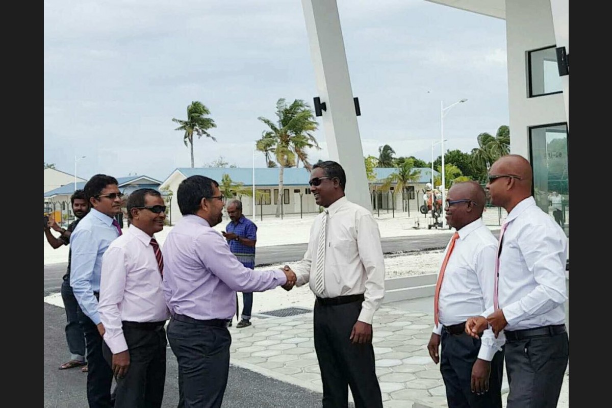 ދ. ކުޑަހުވަދޫ އެއާޕޯޓްގައި ފުރަތަމަ ޓެސްޓް ފްލައިޓް ޖެއްސުމަށް ބޭއްވި ރަސްމިއްޔާތުގައި ޓުއަރިޒަމް މިނިސްޓަރު މޫސާ ޒަމީރާއި ސަރުކާރުގެ ވަޒީރުން ވަނީ ބައިވެރިވެވަޑައިގެންފައެވެ.