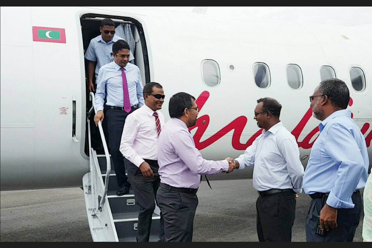 ދ. ކުޑަހުވަދޫ އެއާޕޯޓް ޓެސްޓް ފްލައިޓް ޖެއްސުމަށް ފަހު ފްލައިޓްގައި ވަޑައިގެންނެވި އިސްވެރިންނަށް ކުޑަހުވަދޫ ރައްޔިތުން މަރުހަބާ ކިޔަނީ