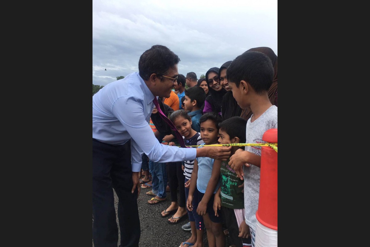 ދ. ކުޑަހުވަދޫ އެއާޕޯޓް ޓެސްޓް ފްލައިޓް ޖެއްސުމަށް ފަހު ފްލައިޓްގައި ވަޑައިގެންނެވި އިސްވެރިންނަށް ކުޑަހުވަދޫ ރައްޔިތުން މަރުހަބާ ކިޔަނީ