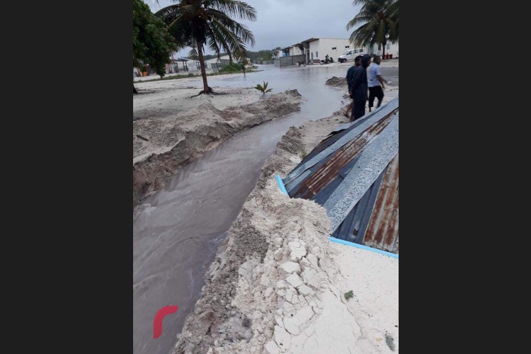 ހަނިމާދޫއަށް ކުރަމުންދާ ވިއްސާރާގައި ފެންބޮޑުވެފައިވާ މަގުތަކުން ފެންހިންދުމަށް ކޯރު ކަނޑާފައި. 