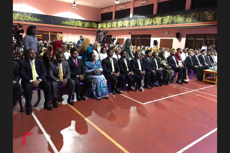 ޣިޔާސުއްދީން އިންޓަނޭޝަނަލް ސްކޫލްގައި ބޭއްވި ހުވާ ކުރެއްވުމުގެ ދަރުބާރުގައި 13 ކައުންސިލަރުންނަށް ހުވާ ލައިދެއްވީ ސުޕްރީމް ކޯޓްގެ ފަނޑިޔާރު އާދަމް މުހައްމަދެވެ.