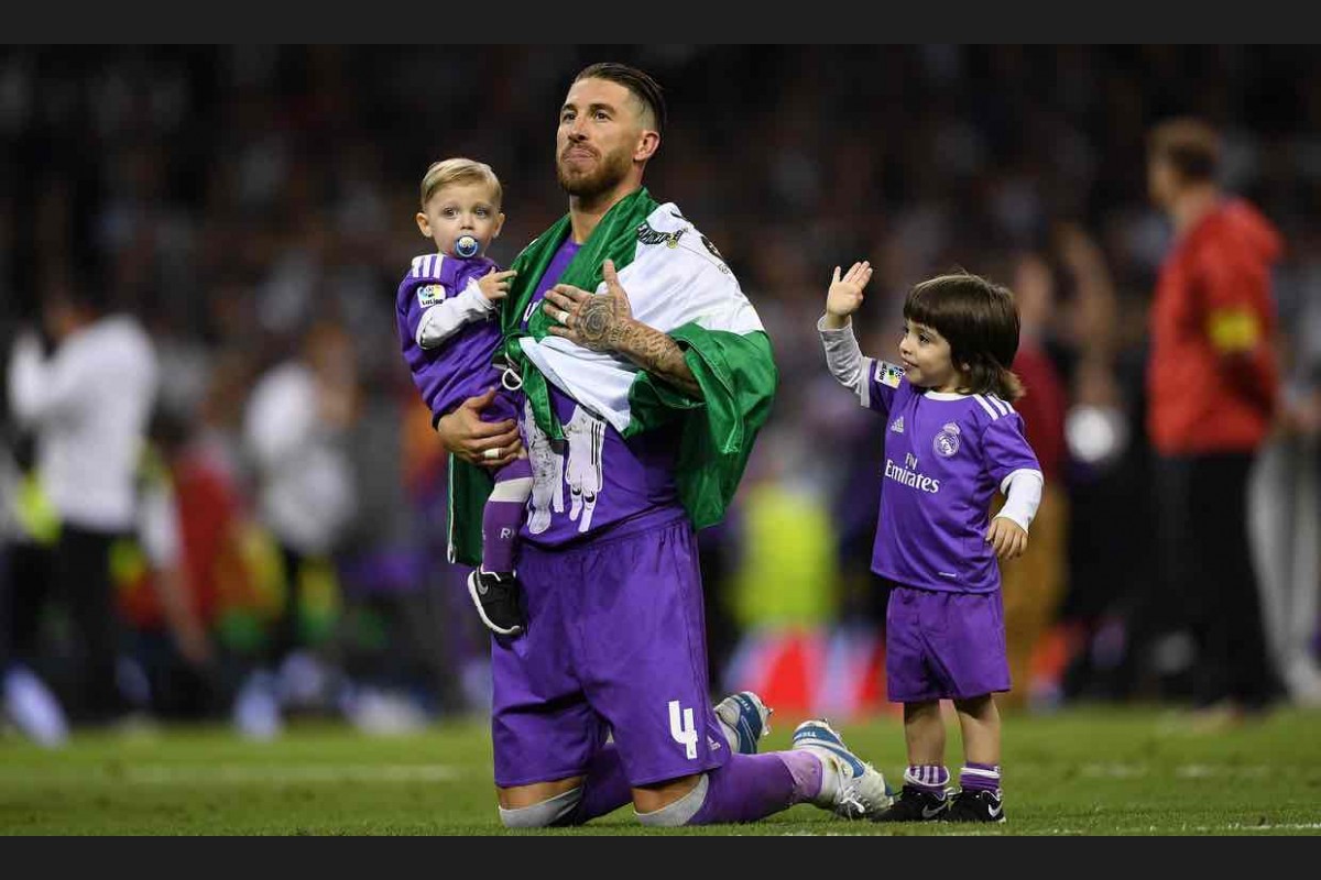 ރެއާލް މެޑްރިޑުގެ ކެޕްޓަން ސާޖިއޯ ރާމޮސް އޭނާގެ ދެ ކުދިންނާއެކު ދަނޑުމަތީގައި، ފައިނަލު މެޗުގައި އޭނާ ވަނީ މޮޅު ކުޅުމެއް ދައްކާފައި