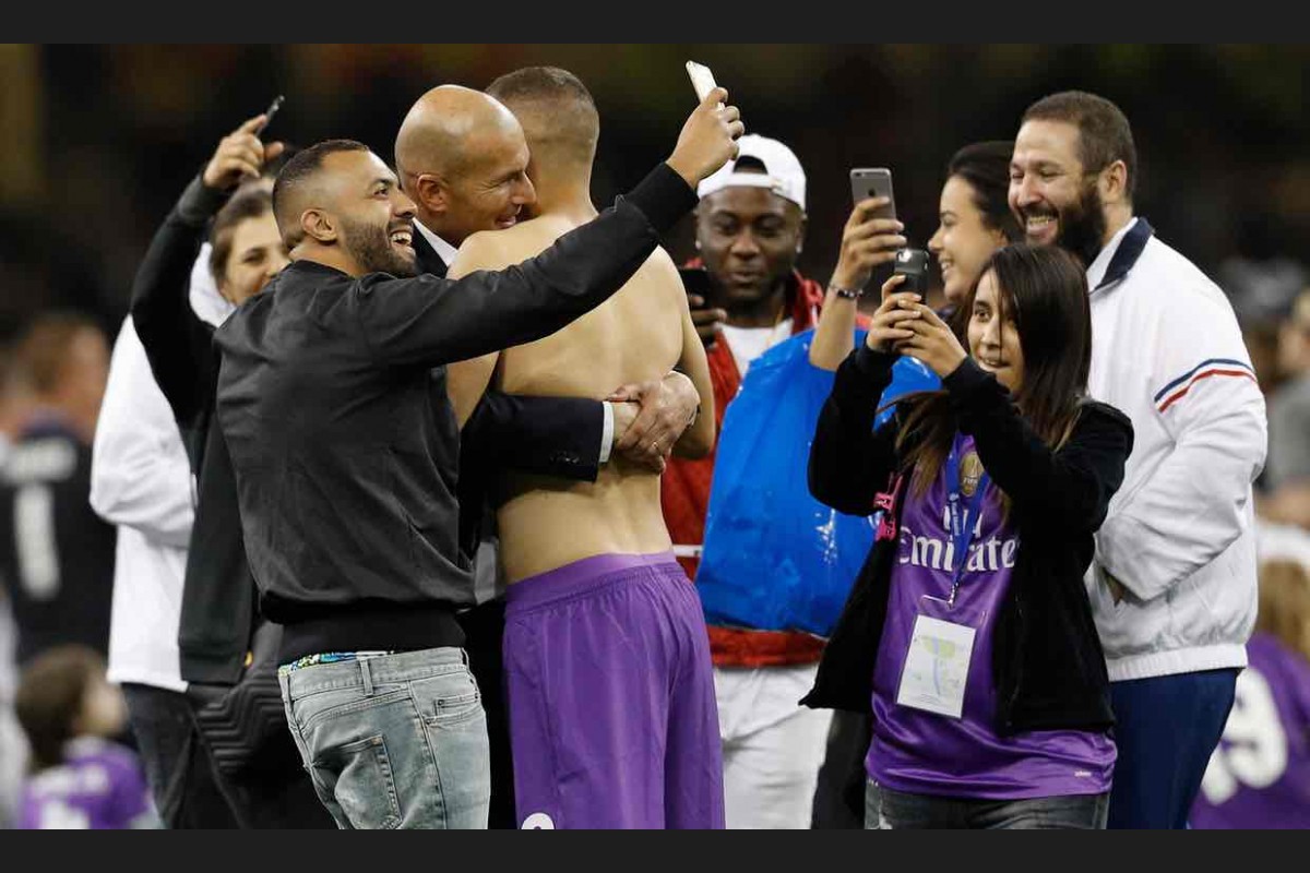 ރެއާލް މެޑްރިޑްގެ ކޯޗު ޒިދާންއާއެކު ބައެއް ސަޕޯޓަރުން، ޒިދާން ވަނީ މިދިޔަ ސީޒަނުގައިވެސް ރެއާލްއަށް ޗެމްޕިއަންސް ލީގު ހޯދައިދީފައި