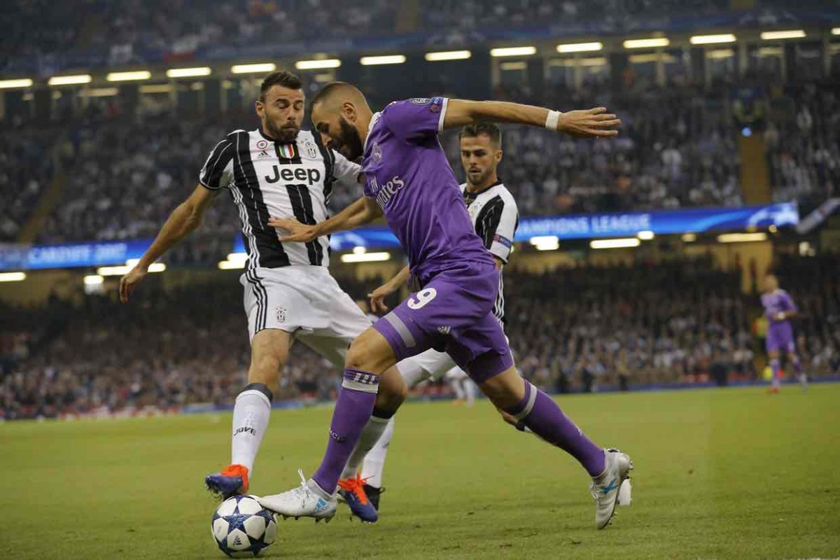 ރެއާލް މެޑްރިޑްގެ ފޯވާޑް ކަރިމް ބެންޒެމާ، އޭނާ ވަނީ މި މެޗުގައި ޔުވަންޓަސްގެ ގޯލަށް ނުރައްކާކޮށް ހަމަލާ އުފައްދަން މަސައްކަތްކޮށްފައި