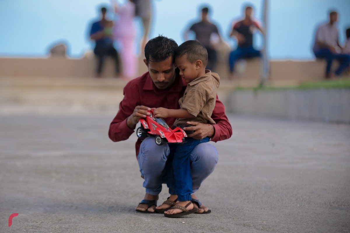 ރޯދަކުރުކުރުމަށް ކުޑަކުއްޖަކު އޭނާގެ ބައްޕައާއި އެކު ކާރު ދުއްވަނީ