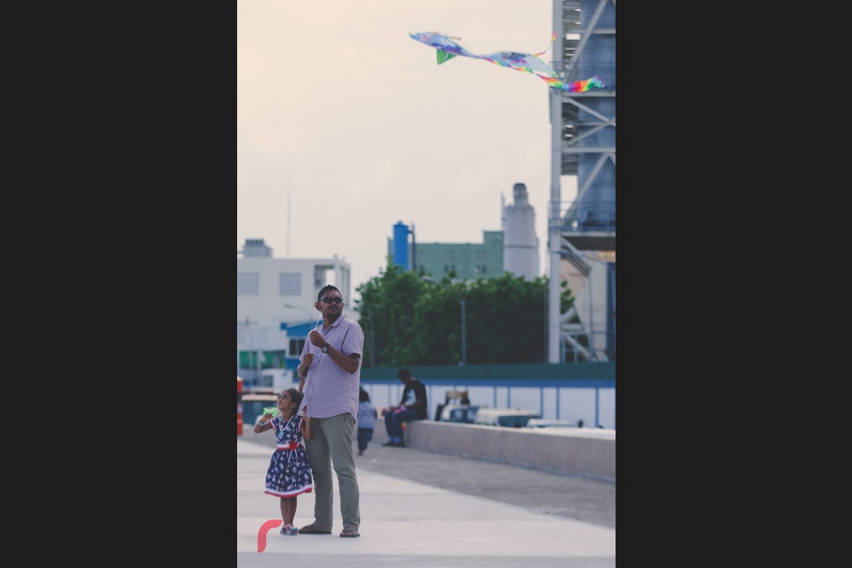 ރޯދަމަހު ރޯދަކުރުކުރުމުގެ ގޮތުން ކުއްޖަކަށް އެކުއްޖާގެ ބައްޕަ މަޑިއަރުވާދެނީ. 