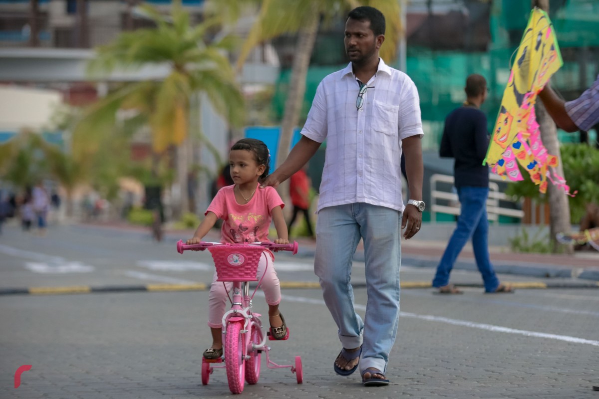 ކުއްޖަކު ބައްޕައާއެކު ބައިސްކަލް ދުއްވަނީ