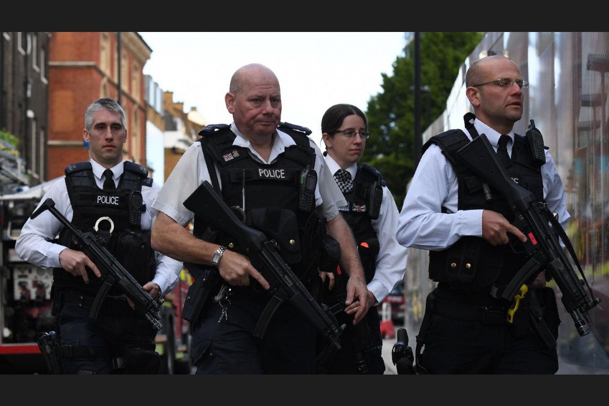 ލަންޑަންގައި ދިން ޓެރެރިސްޓް ހަމަަލާއައްފަހު ހަތިޔާރާއެކު ފުލުހުން ހަރަކާތްތެރި ވަނީ . މިހަމަލާގައި ފުލުހަކަށްވެސް އަނިޔާވެފައިވޭ