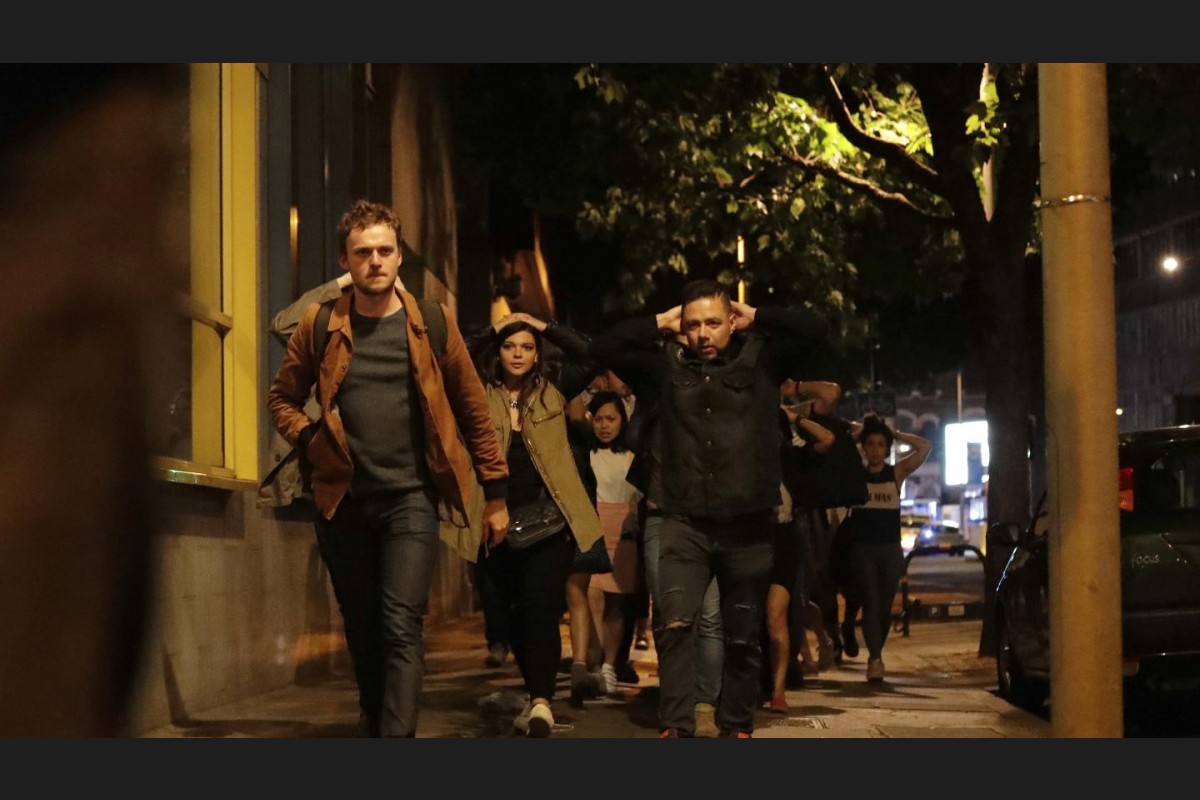 ލަންޑަންގައި ދިން ހަމަަލާއައްފަހު ފުލުހުން ބަންދުކޮށްފައިވާ ސަރަހައްދުތަކުން އާންމުން ނިކުންނަނީ. މިހަމަލާގައި މިހާތަނަށް 7 މީހުން މަރުވެ 48 މީހުން ވަނީ ޒަހަމްވެފައި