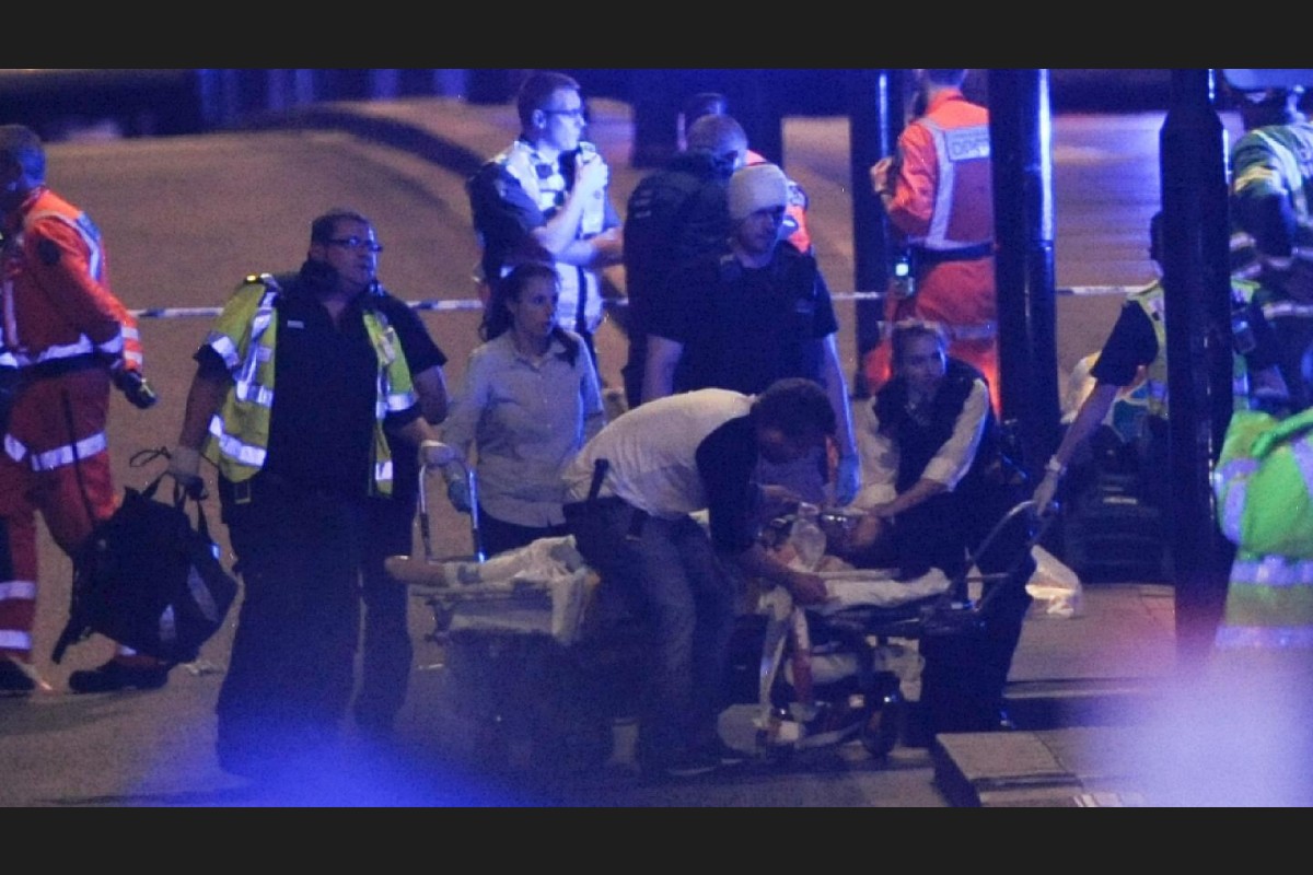 ލަންޑަންގައި ދިން ނުރައްކާތެރި ޓެރެރިސްޓް ހަމަަލާގައި އަނިޔާވެފައިވާ މީހަކަށް ފަރުވާދެނީ. މިހަމަލާގައި މިހާތަނަށް 7 މީހުން މަރުވެ 48 މީހުން ވަނީ ޒަހަމްވެފައި