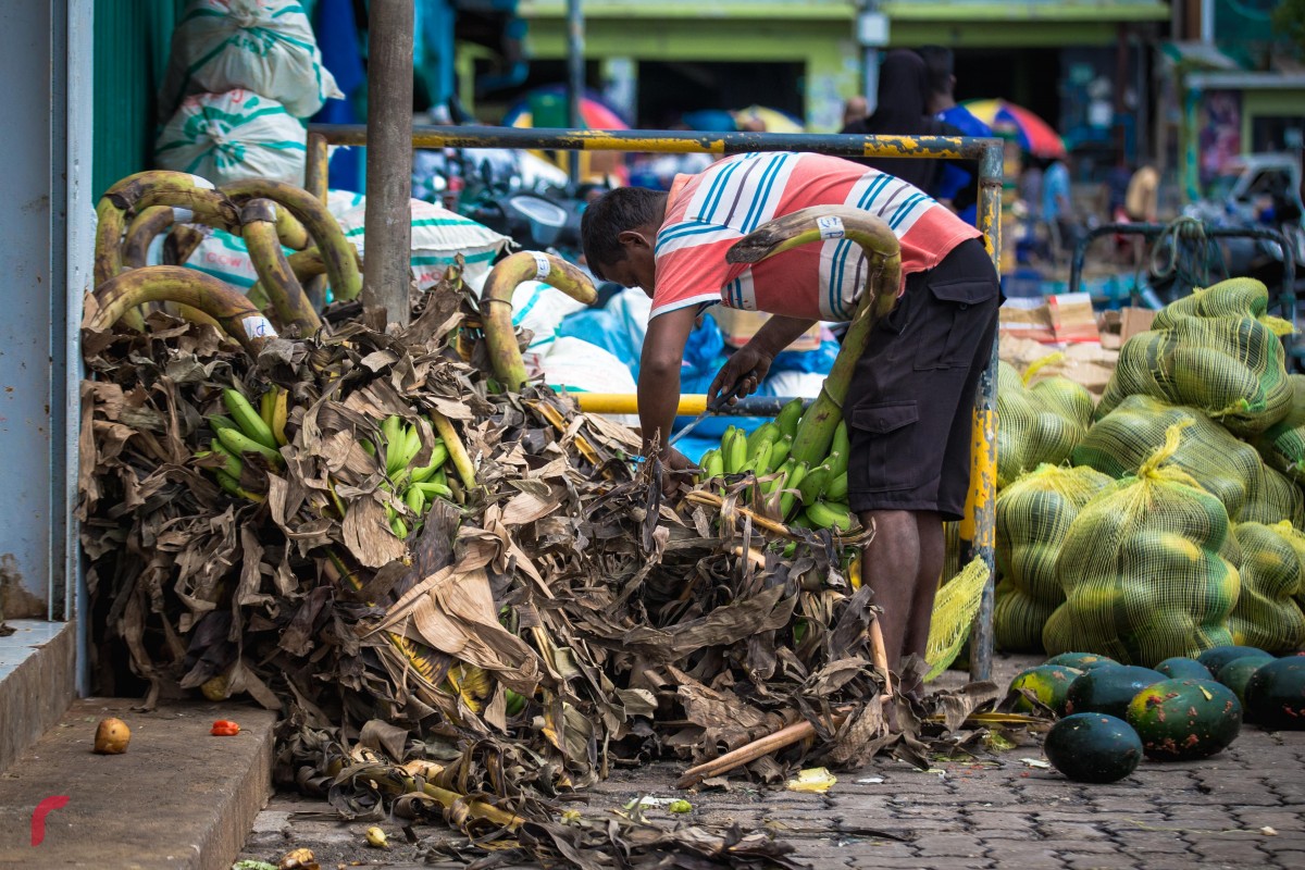 މާލެ ލޯކަލް މާރުކޭޓު ސަރަހައްދުގައި ބިދޭސީއަކު ދޮންކެޔޮގަނޑެއް ސާފުކުރަނީ. ކޮންމެ އަހަރެއްގެވެސް ރޯދަމަހަކީ ކާބޯތަކެތީގެ ޑިމާންޑް އިތުރުވެ އަގު އުފުލޭ މަހެއް