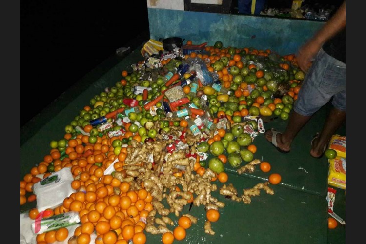 ދަނބިދޫގައި އަޑިއަށް ދިޔަ ދޯނީގައި ހުރި މުދާ