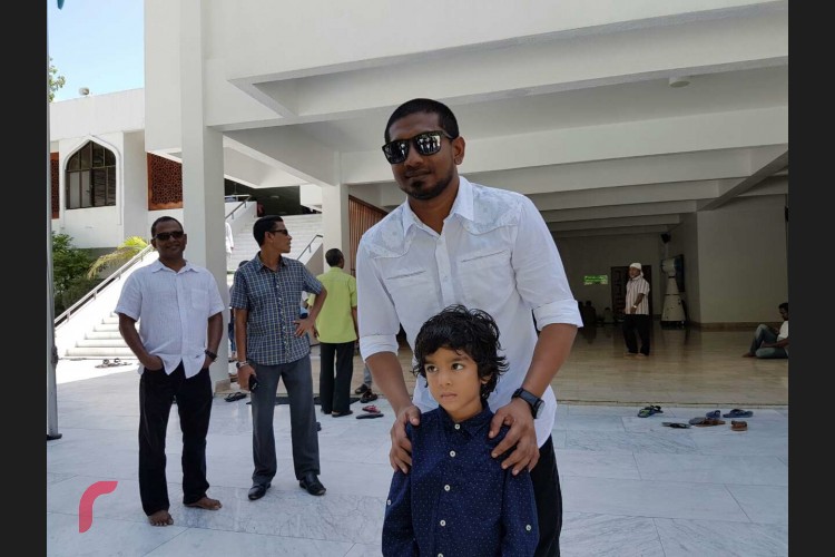 ކުޑަ ކުއްޖަކާއި އެކު މަޚްލޫފު ފޮޓޯއަކަށް ހުއްޓިލައިގެން