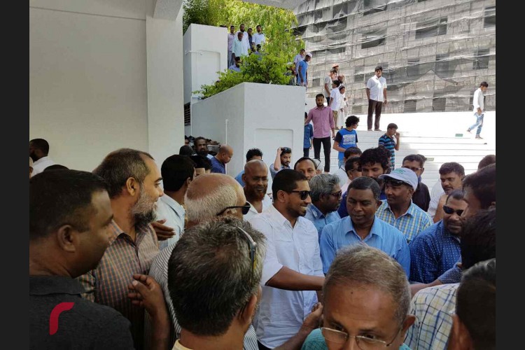 ގިނަ އަދަދެއްގެ ރައްޔިތުން ވަނީ ހުކުރު ނަމާދަށްފަހު މަޚްލޫފާއި ބައްދަލުކޮށްފަ