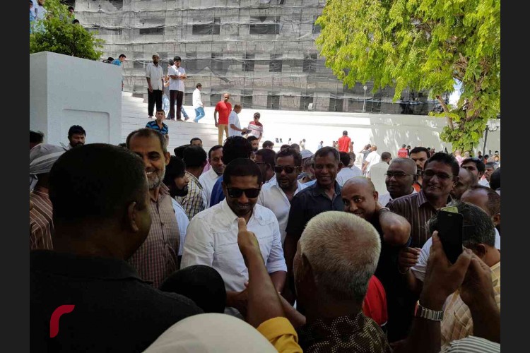 10 މަހާއި 24 ދުވަސް ޖަލުގައި ހޭދަކުރައްވާފައިވާއިރު، މި މުއްދަތުގައި ރައްޔިތުންގެ މެދުގައި މަޚްލޫފުގެ މަޤުބޫލުކަން ވަނީ އިތުރުވެގެން ގޮސްފަ