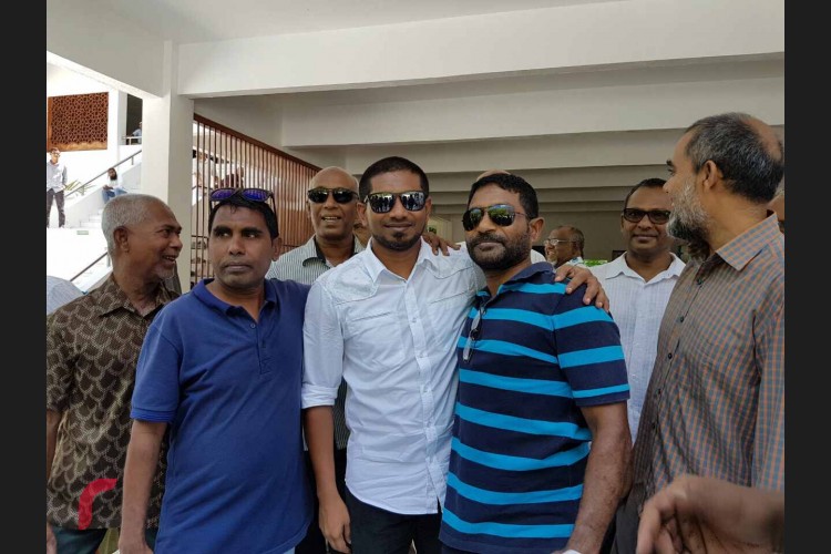 އެކި އެމުރުގެ ރައްޔިތުން ވަނީ މަޚްލޫފާއި ބައްދަލުކޮށް، މަޚްލޫފުގެ ހިތްވަރަށް ސާބަސް ދީފަ