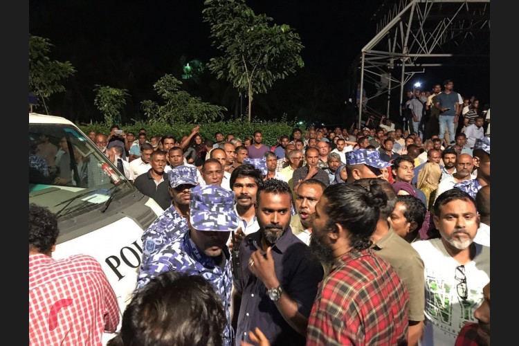 ހުކުރު ދުވަހުގެރޭ އެމްޑީޕީއިން ބޭއްވި ޖަލްސާއަށް ޖަމާވި މީހުން ދުރުކުރުމަށް ފުލުހުން ހަރަކާތްތެރި ވަނީ، ފުލުހުން ވަނީ އެއްވުން ރޫޅާލުމަށް ބާރުގެ ބޭނުންކޮށް، ޕެޕާ ސްޕްރޭ ޖަހާފައި