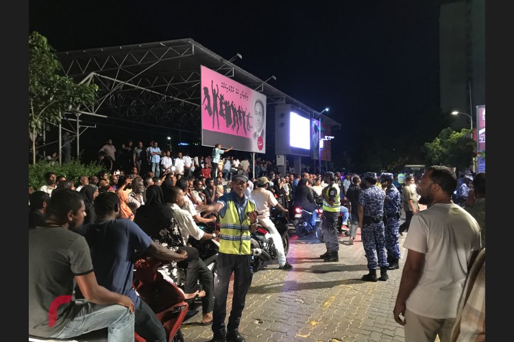 ހުކުރު ދުވަހުގެރޭ އިދިކޮޅު ފަރާތްތަކުން ބޭއްވި ޖަލްސާއަށް ޖަމާވި މީހުން ދުރުކުރުމަށް ފުލުހުން ހަރަކާތްތެރި ވަނީ، ފުލުހުން ވަނީ އެއްވުން ރޫޅާލުމަށް ބާރުގެ ބޭނުންކޮށް، ޕެޕާ ސްޕްރޭ ޖަހާފައި