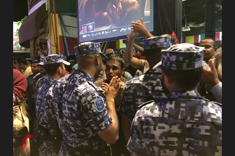 ގާތްގަނޑަކަށް 11 މަހު މާފުށީ ޖަލުގައި އޮންނެވި މަހްލޫފު ވިދާޅުވީ، ޖަލުން މިނިވަން ވެގެން ޕޯޑިއަމްގައި ހުންނެވި ނަމަވެސް މިނިވަންކަން އިހްސާސް ނުކުރެއްވޭ ކަމަށް. އެމަނިކުފާނު ވިދާޅުވީ، "މާފުށި ކުޑަ ޖަލަކުން ނުކުމެގެން މި އާދެވުނީ އެއަށް ވުރެ މާބޮޑު ޖަލަކަށް" ކަމަށް.