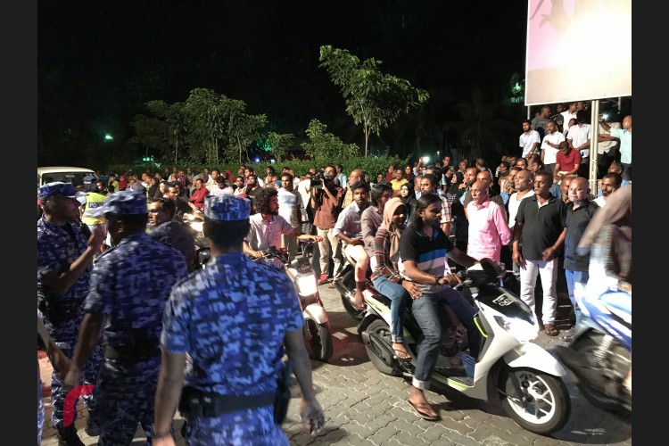 ހުކުރު ދުވަހުގެރޭ އިދިކޮޅު ފަރާތްތަކުން އެމްޑީޕީއިން ހަރުގޭގައި ބޭއްވި ޖަލްސާގެ ބައިވެރިން އެއްފަރާތް ކުރުމުގައި ފުލުހުން ހަރަކާތްތެރިވަނީ، ފުލުހުން ވަނީ އެއްވުން ހުއްޓުވުމަށް ބާރުގެ ބޭނުން ކޮށްފައި