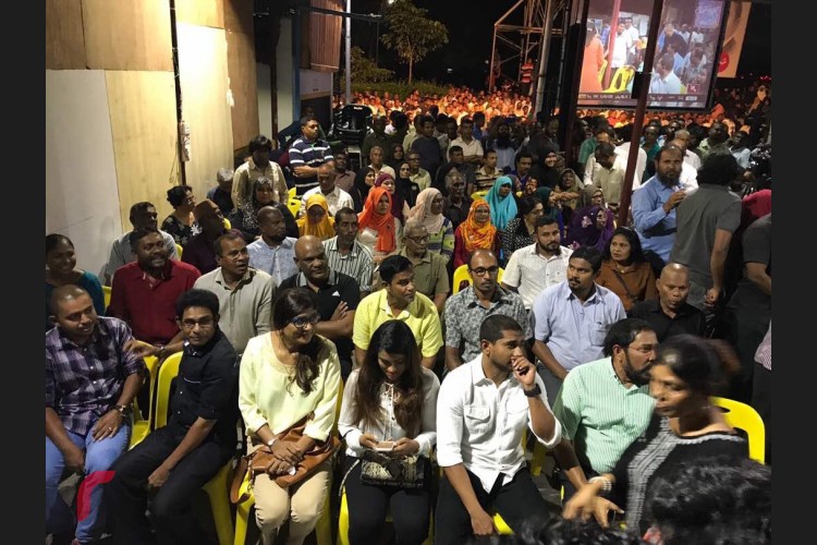 ހުކުރު ދުވަހުގެރޭ އިދިކޮޅު ފަރާތްތަކުން ބޭއްވި ޖަލްސާގައި ގިނަ އަދަދެއްގެ ރައްޔިތުން ބައިވެރިވި