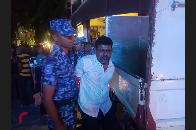 އެމްޑީޕީގެ އެކްޓިވިސްޓް ޝަފީޤު ހައްޔަރު ކުރަނީ - ފުލުހުން ވަނީ އެއްވުން ހުއްޓުވުމަށް ބާރުގެ ބޭނުންކޮށް، ޕެޕާ ސްރޭ ޖަހާފައި